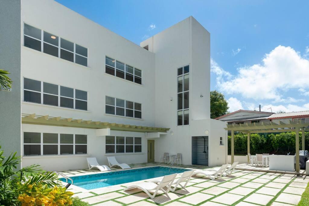 Little Battaleys Apartment | 2 Bed Coral Beach Condo Pool & Beach Access