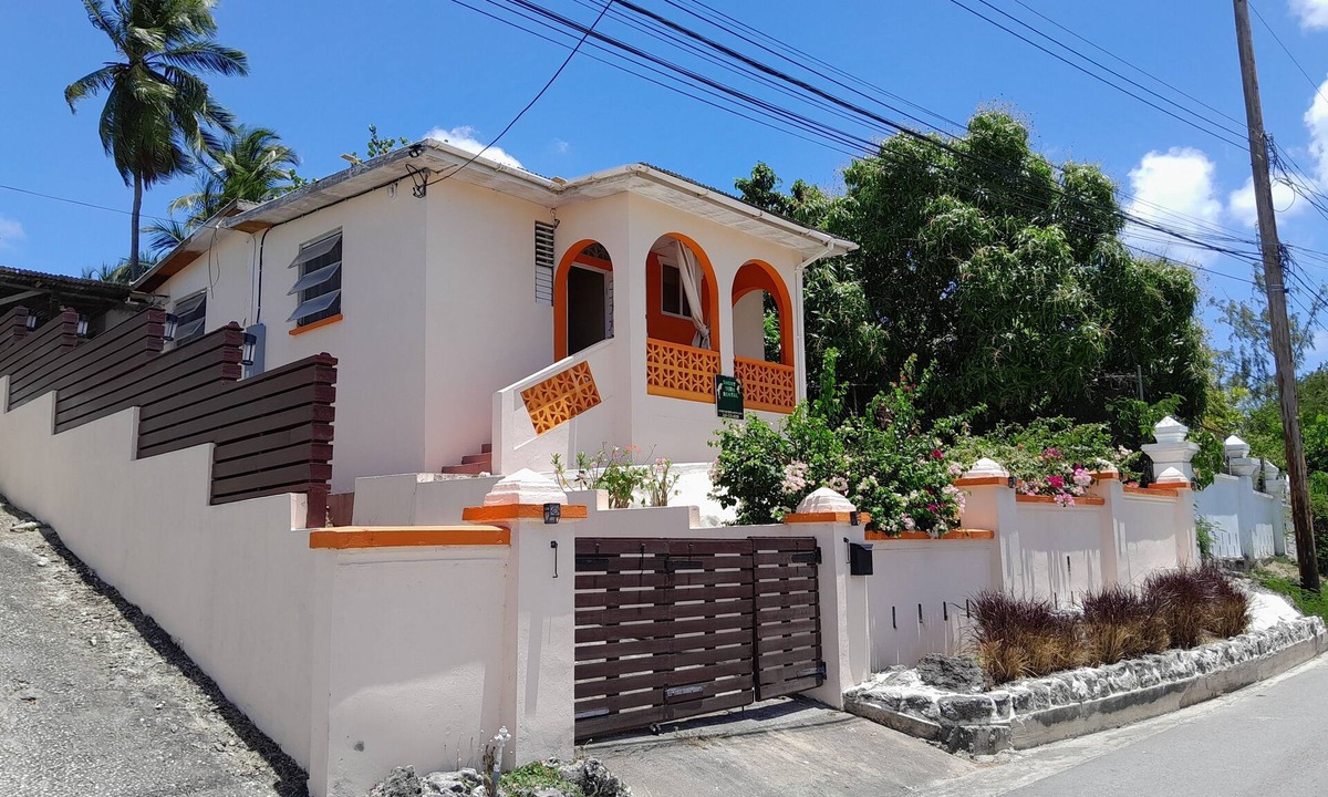 West Terrace House | 3 bed close to the beach, Wendy's Sports Bar, transport and Jordan's supermarket