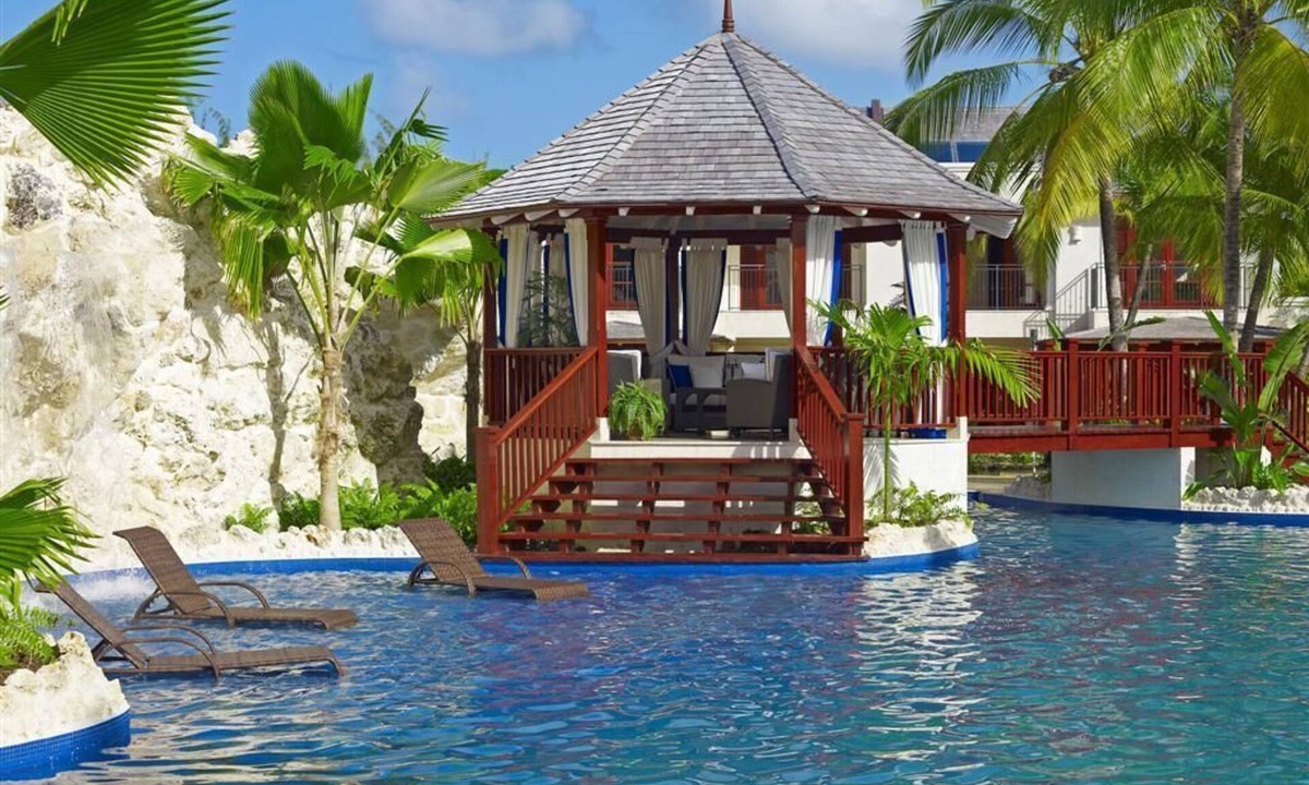 Gibbes Villa | A Stunning Property With A Breathtaking Communal Pool And Gazebo, Walk To Beach