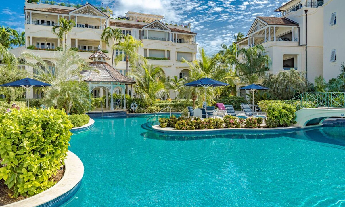 Schooner Bay Apartment | Beachfront Retreat with Pool: Schooner Bay 112