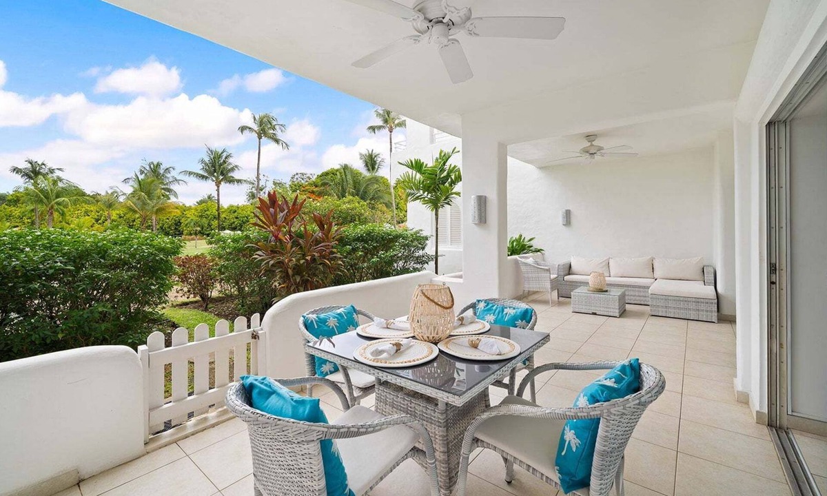 Porters Apartment | Beachfront with resort pool - Glitter Bay 112