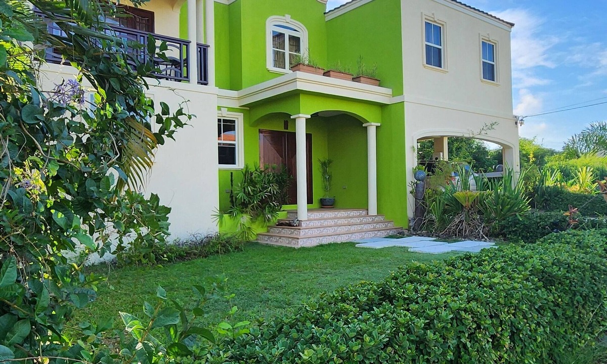 Retreat House | Beautiful 4-bedroom house in Maynards with WiFi in close proximity to 2 marinas