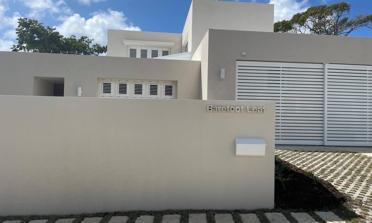 Clinketts Villa | Beautiful Beachfront 3 Bedroom Villa