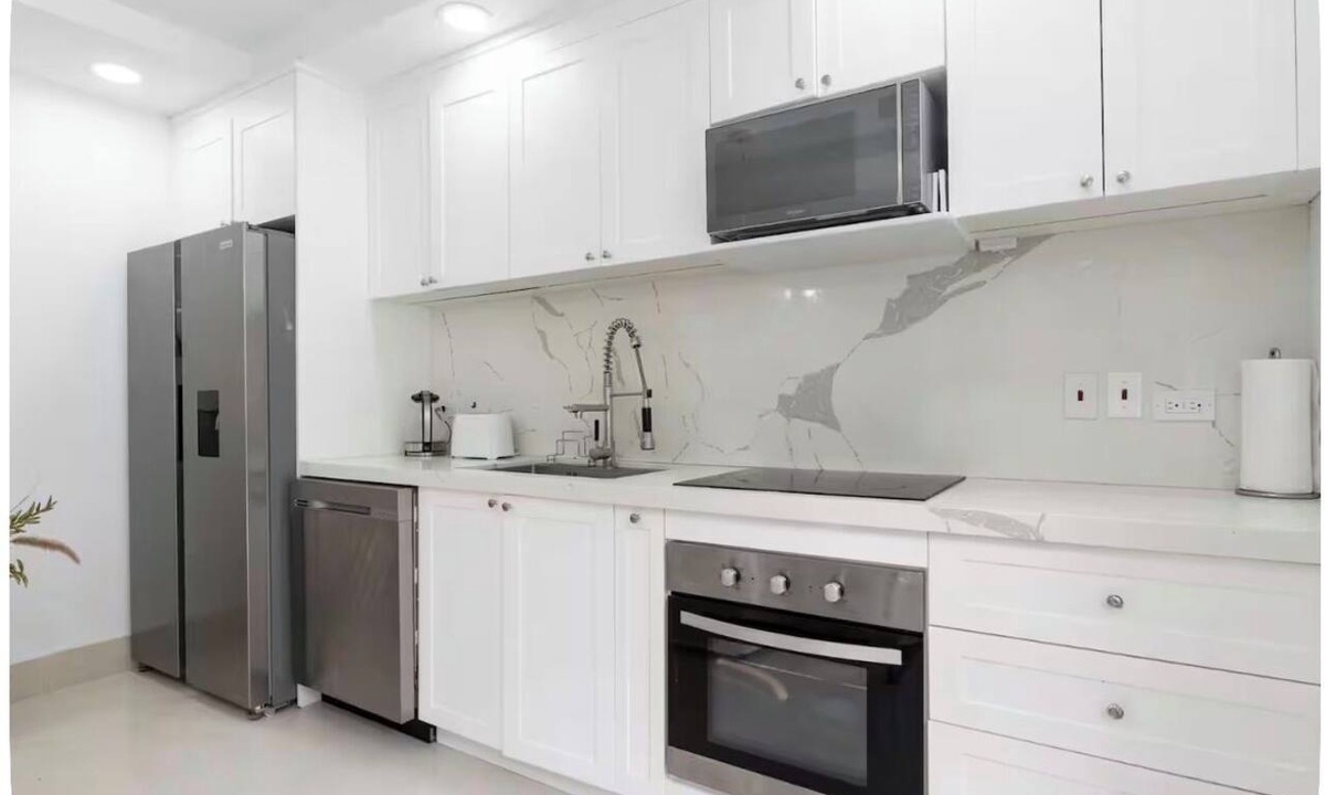 Mullins Apartment | Boutique 3 bedroom apartment near Mullins beach. Tropical gardens swimming pool