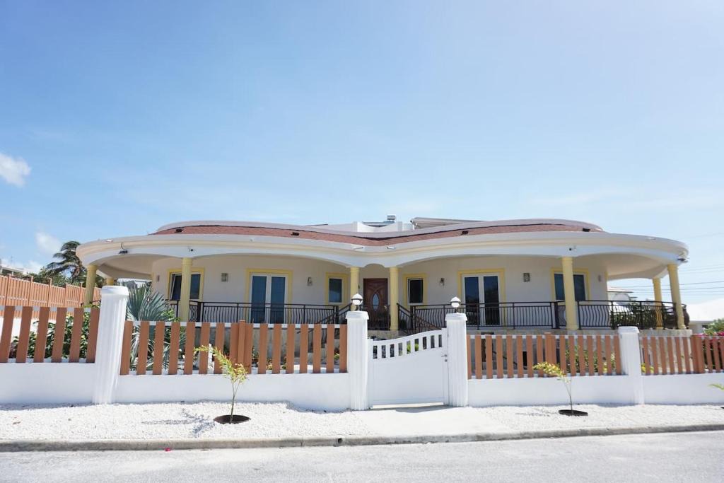 Inch Marlowe Apartment | Breezy LR GND Floor Apt Higher Heights, Barbados