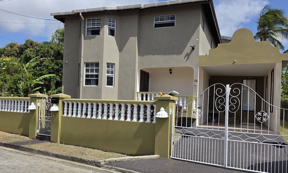 Frere Pilgrim House | Breezy Warm Paradise, Private Parking, Large Backyard and Cozy Patios, Free WIFI