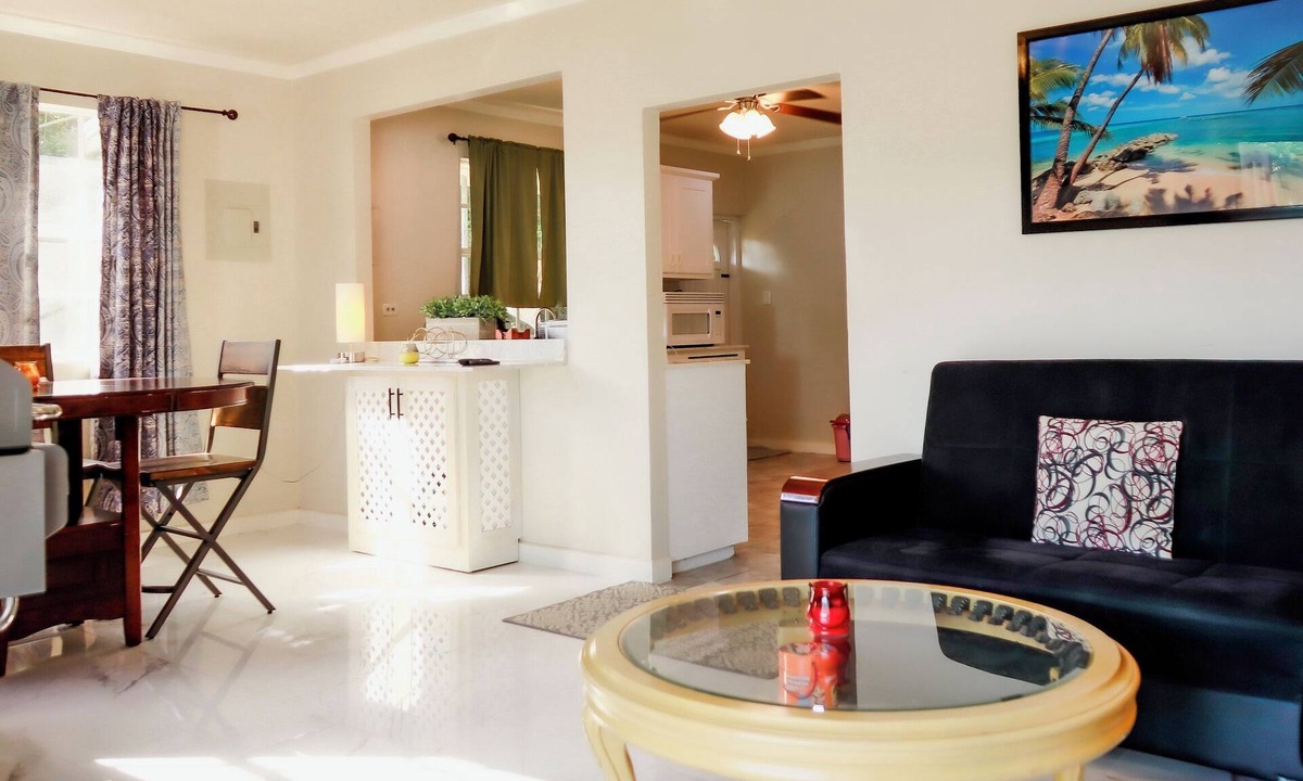 Weston Condo | Charming 2-bedroom condo in Weston with AC, WiFi and so close to the beach!