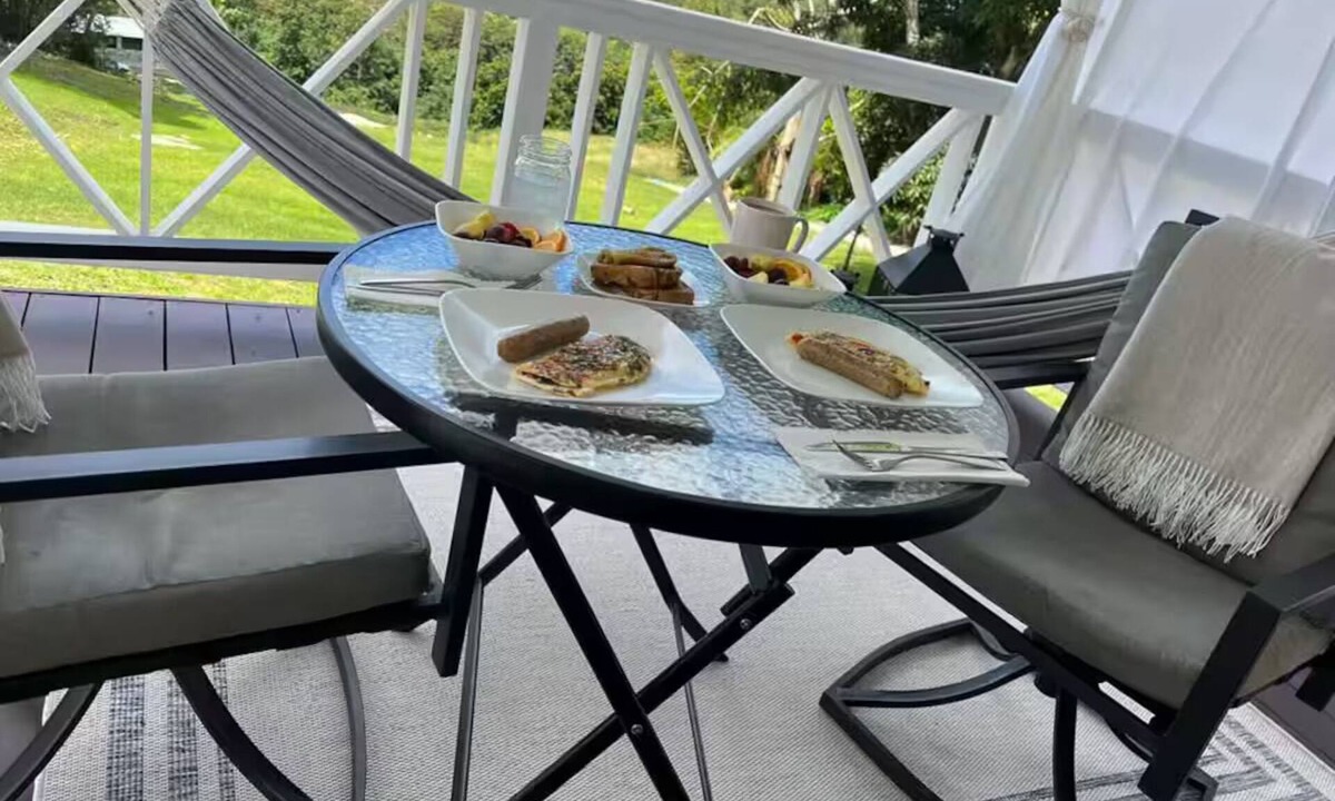 Christie Cottage | Charming cottage with WiFi and AC in adorable Blunts