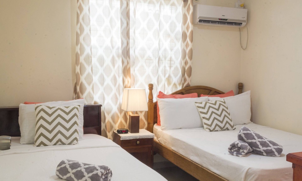 Maynards House | Comfortable beachfront cottage, full amenities, fabulous deck overlooking beach