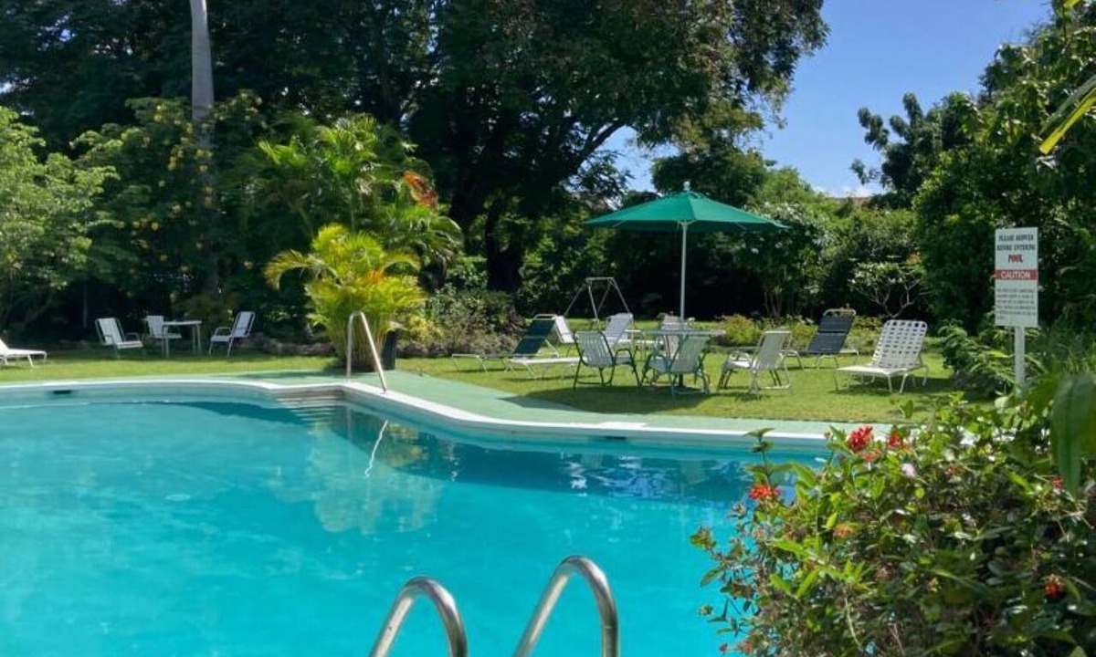 Garrison Historic Area Apartment | Cosy 2 bed 2 bath Pool- Opp Yacht Club, Beach, Near Garrison. and Hilton