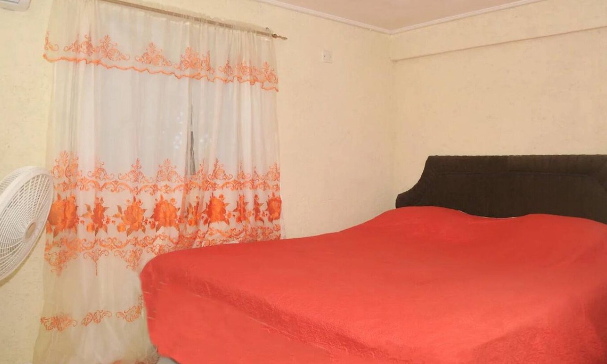 Maynards House | Cozy 2 bedroom air conditioned 1 bathroom apartment with swimming pool .