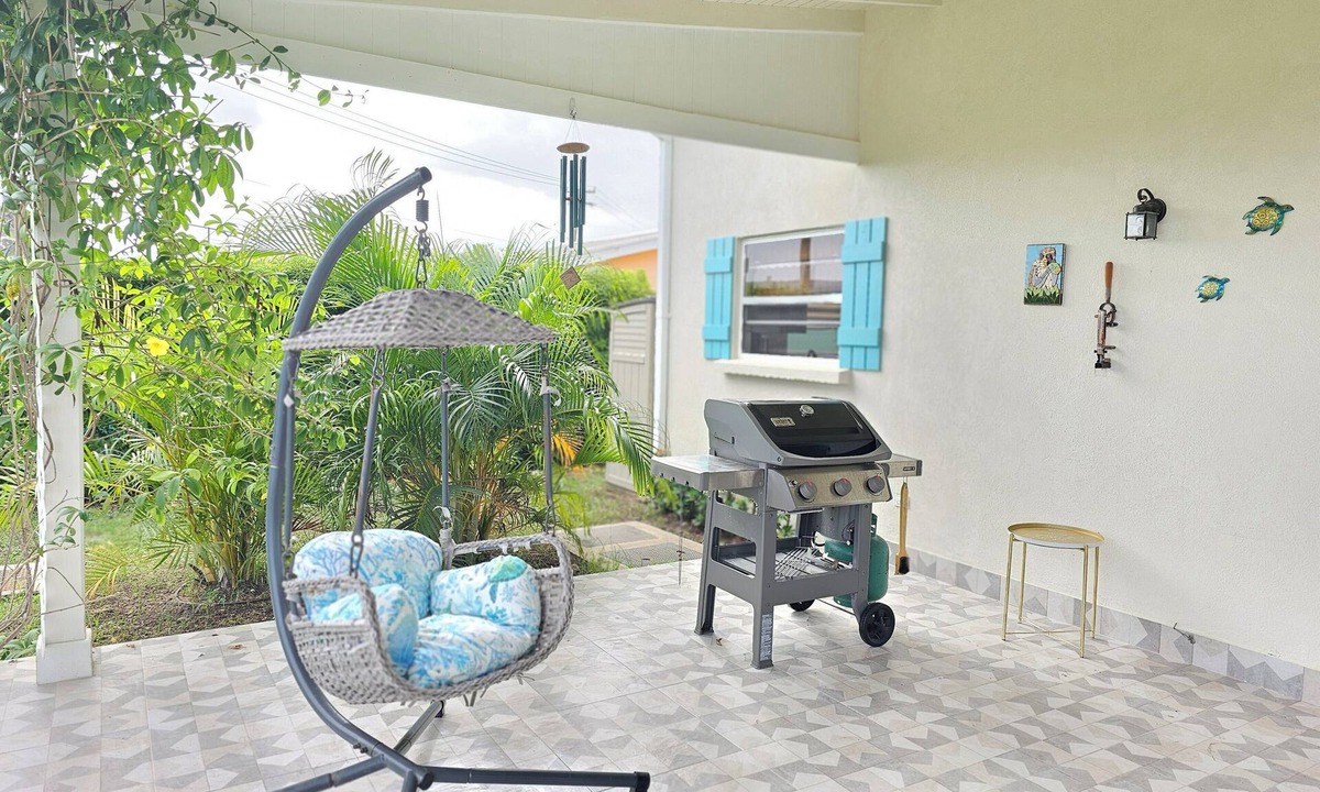 Lead Vale House | Cozy Bungalow nestled in a quiet neighborhood close to the beach & the airport