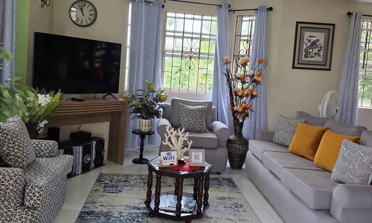 Frere Pilgrim House | Cozy Shavaz Paradize: Near Beach, AC, Wi-Fi, Large Yard, Patio, Private Parking.