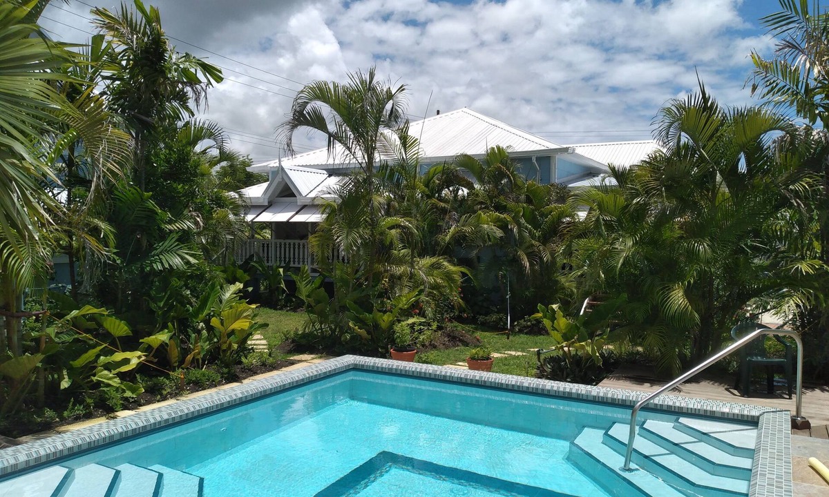 Hastings Apartment | Crotona Garden 2 Bed Apt, + Pool. Lush and Tropical. 2 Min Walk to Sea