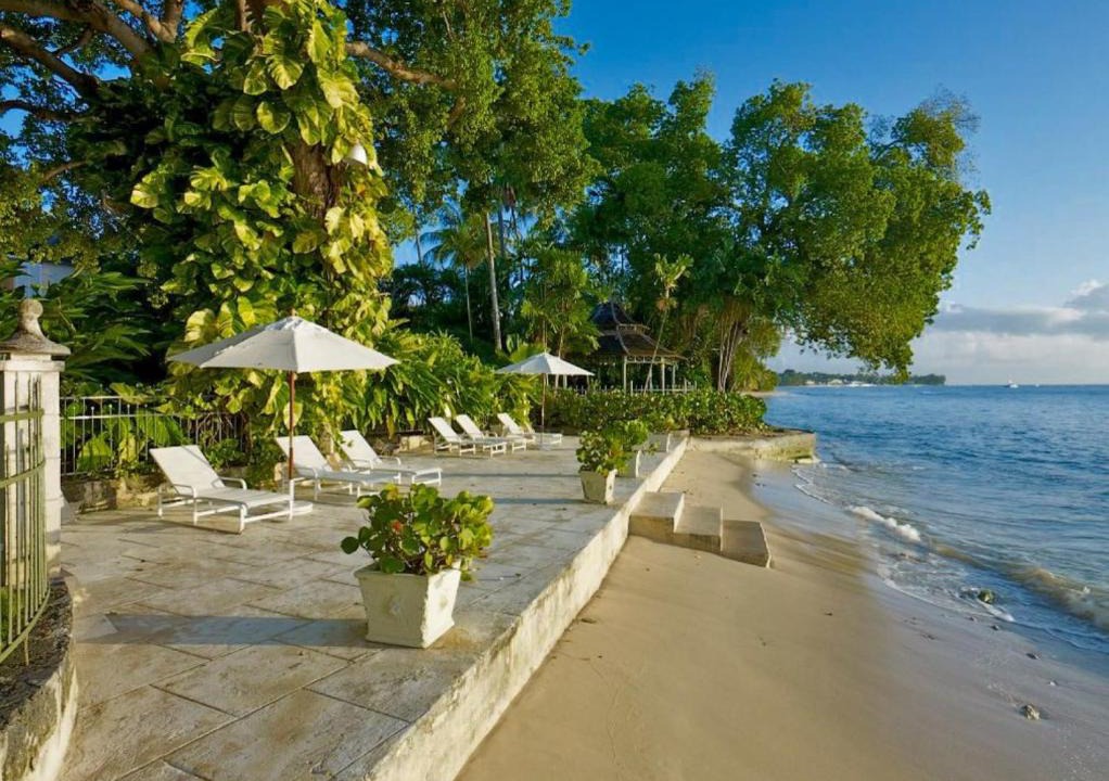 Lascelles Villa | Exquisite Villa Which in Crescent-shaped Shoreline