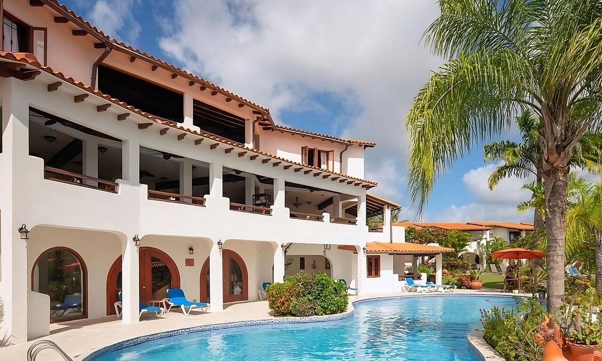 Retreat Hotel | Free Parking & Fitness Center | Port St. Charles Marina - 1 Mile