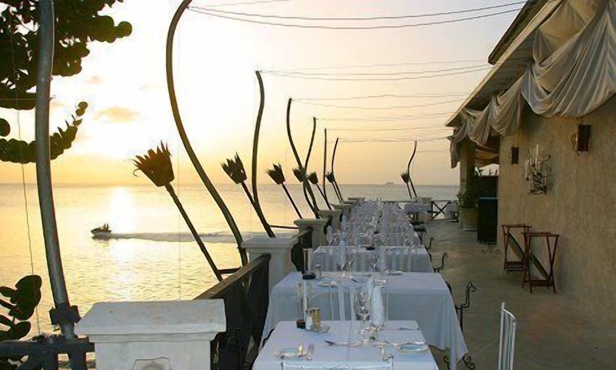 Sunset Crest Condo | Golden View Apartment 405 Holetown, St. James Barbados