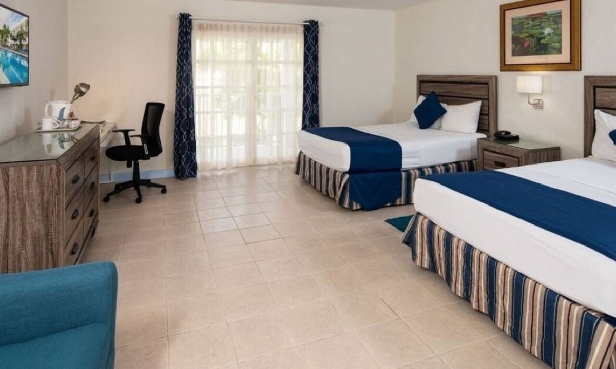 Dover Hotel | Island Escape Steps from Dover Beach with Pool Access