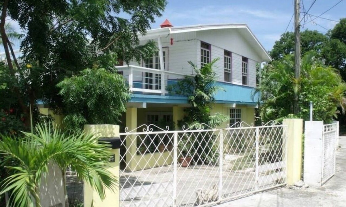 Hastings Apartment | Lovely 2 bedroom apartment, a/c, patio, garden, 10 mins walk to Hastings beach