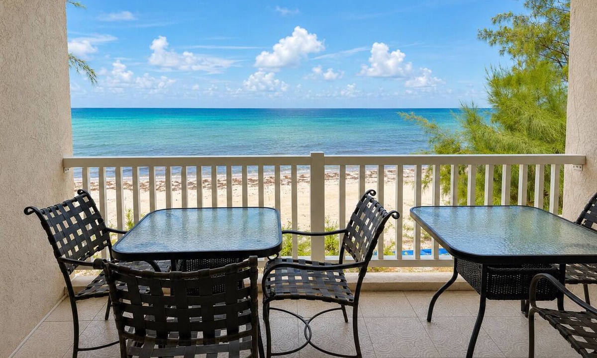 Maxwell Apartment | Maxwell Beach Escape 2: Beachfront Apartment with Resort Access