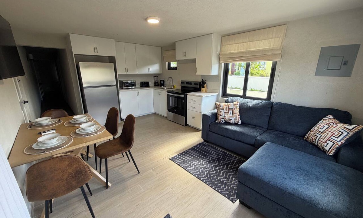Derricks Apartment | modern 3 bed 1 bath apartment with sofa bed, WIFI, AC & 5 mins walk to beach