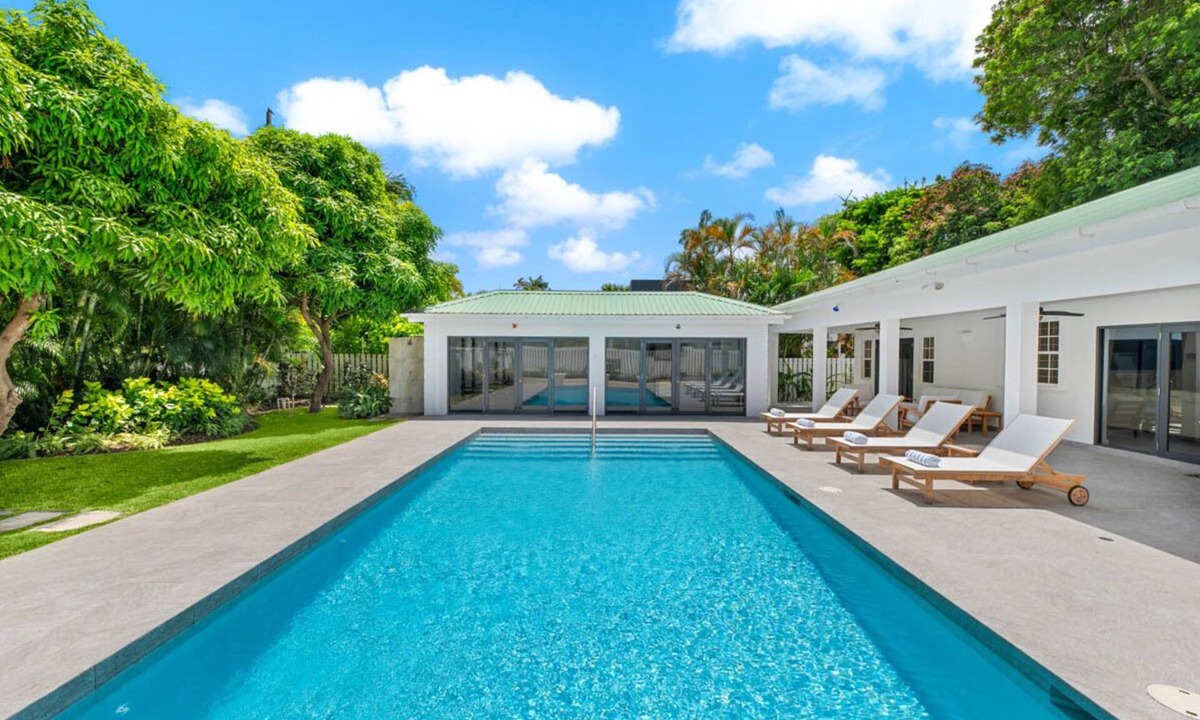 Sunset Crest House | Moonflower Villa: Luxe 3-bed Oasis on West Coast