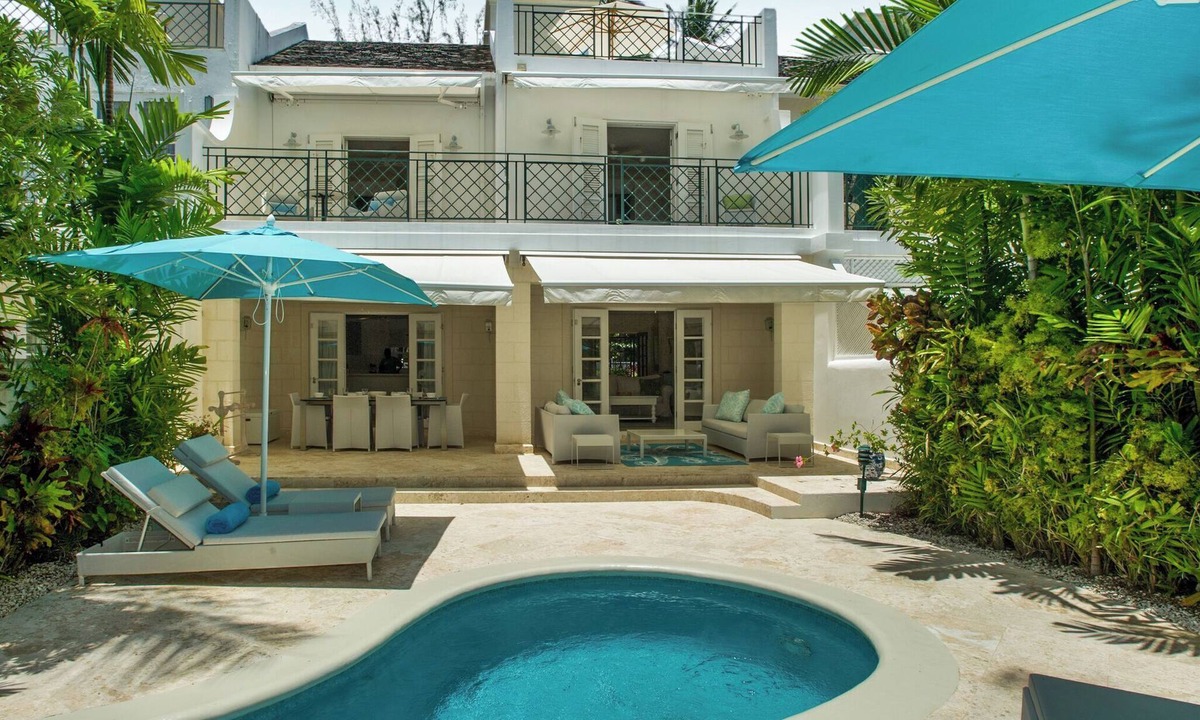Mullins House | Mullins Bay TH2, 2 bed split level with pool and across road from Mullins Beach