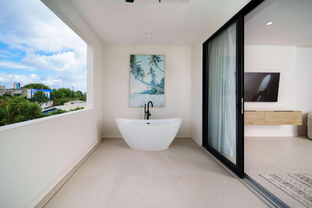 Lower Carlton House | New CHIC 3BR Villa Walk to Beach Pool & Terrace