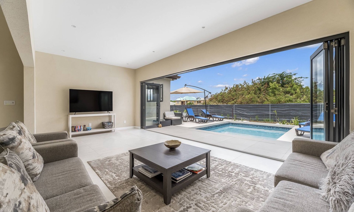 Maynards House | New Family-sized House w/pool, 5 mins from beach