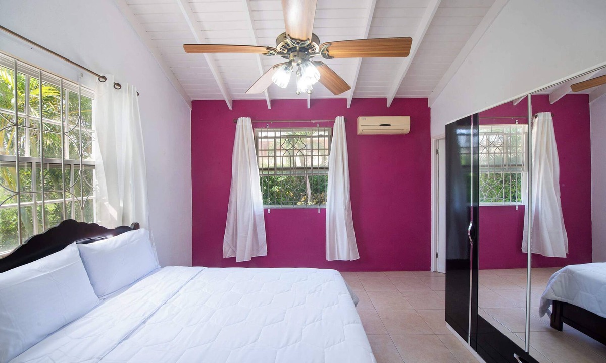 Ruby House | Quiet Garden Stay with Cabana Lounge & Near Beach