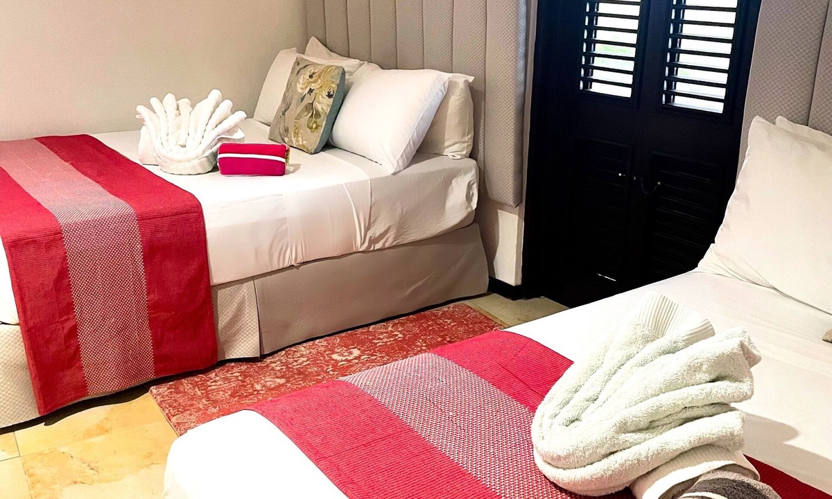 Harrismith House | Serenity by the Sea: Ocean Front Villa with Pool