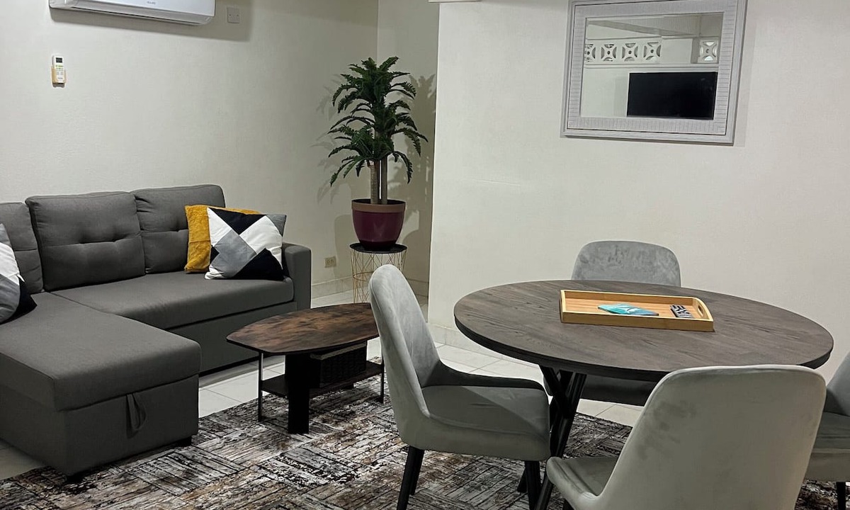 Below Rock Apartment | South Coast Vibes – 2 Bedroom, 1 Bathroom Self-Contained Basement Apartment