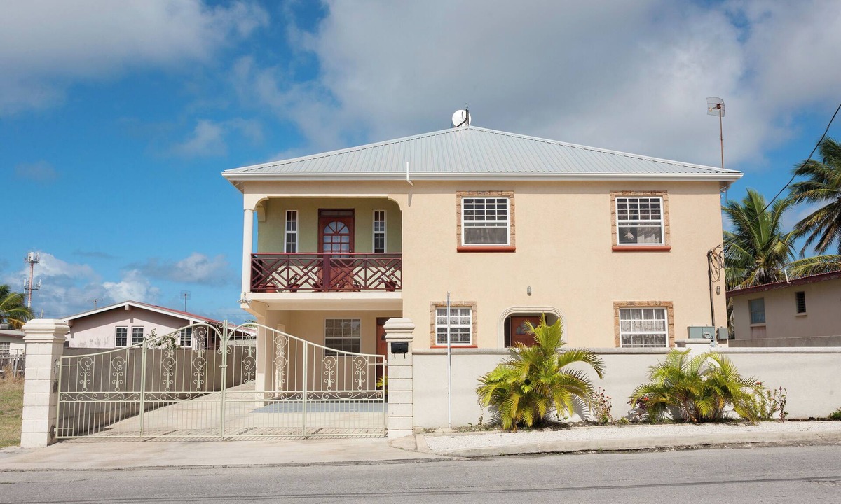 Silver Sands Apartment | Spacious, 1 bedroom apt with AC & WI FI, in Ch. Ch. on public transport route.