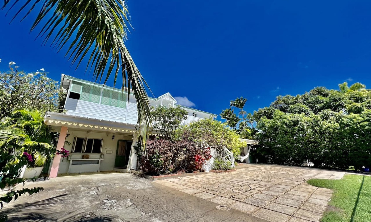 Porters Apartment | Spacious one bedroom flat with access to Royal Pavillion beach club & beds.