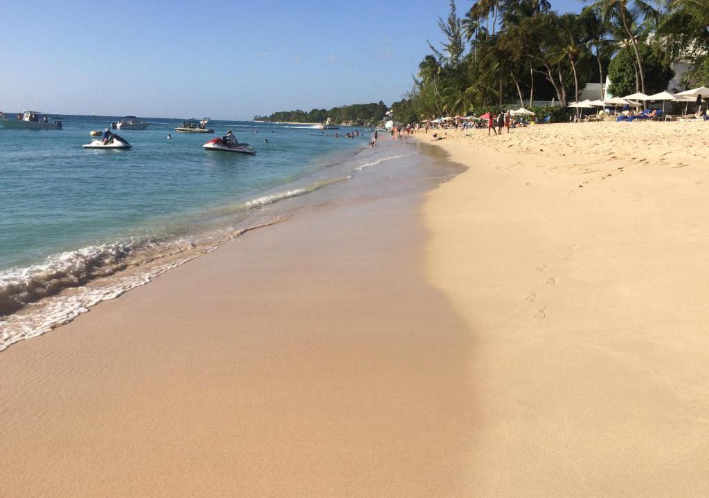 Mount Standfast Villa | Spacious White House Villa 1 minute to sandy beaches