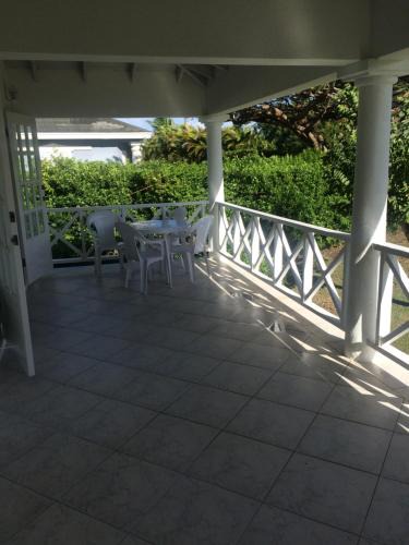 Mount Standfast Villa | Spacious White House Villa 1 minute to sandy beaches