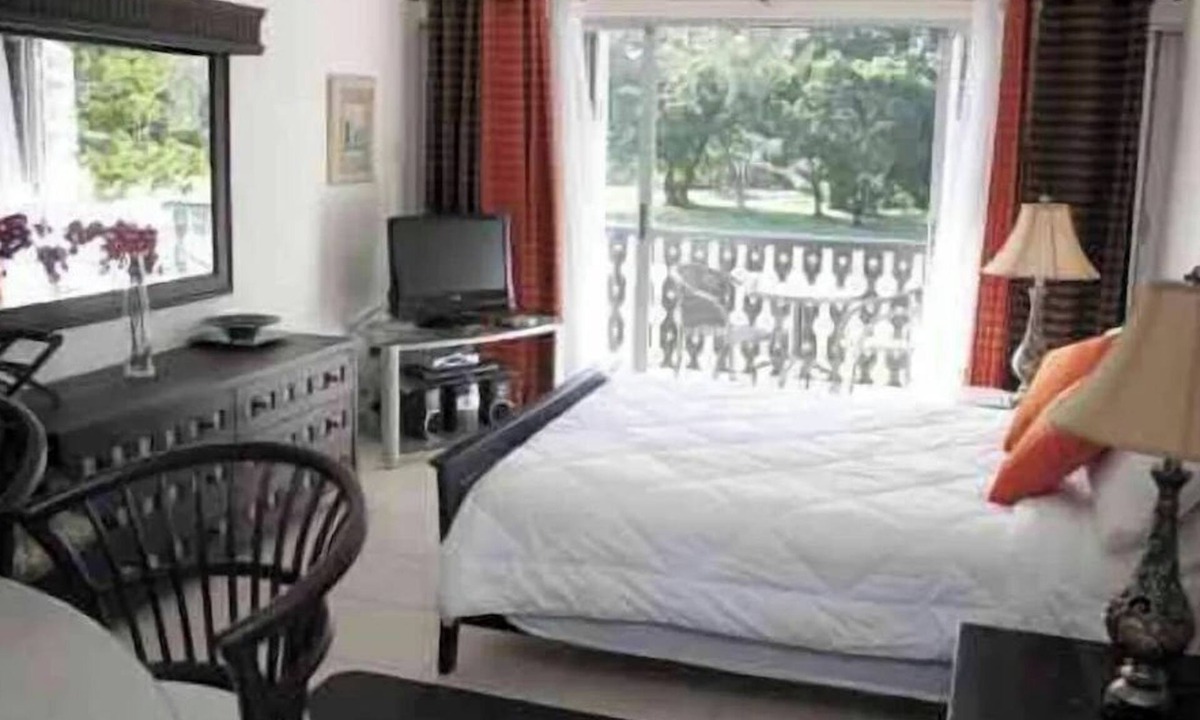 Worthing Apartment | Studio Apartment Overlooking first fairway