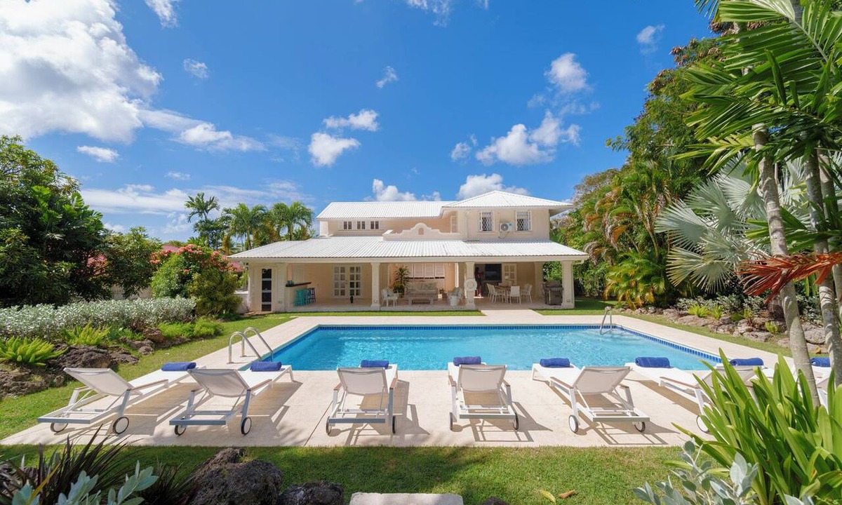 Gibbes House | Stunning 3-bed Villa 2 Mins to Beach - Coral House