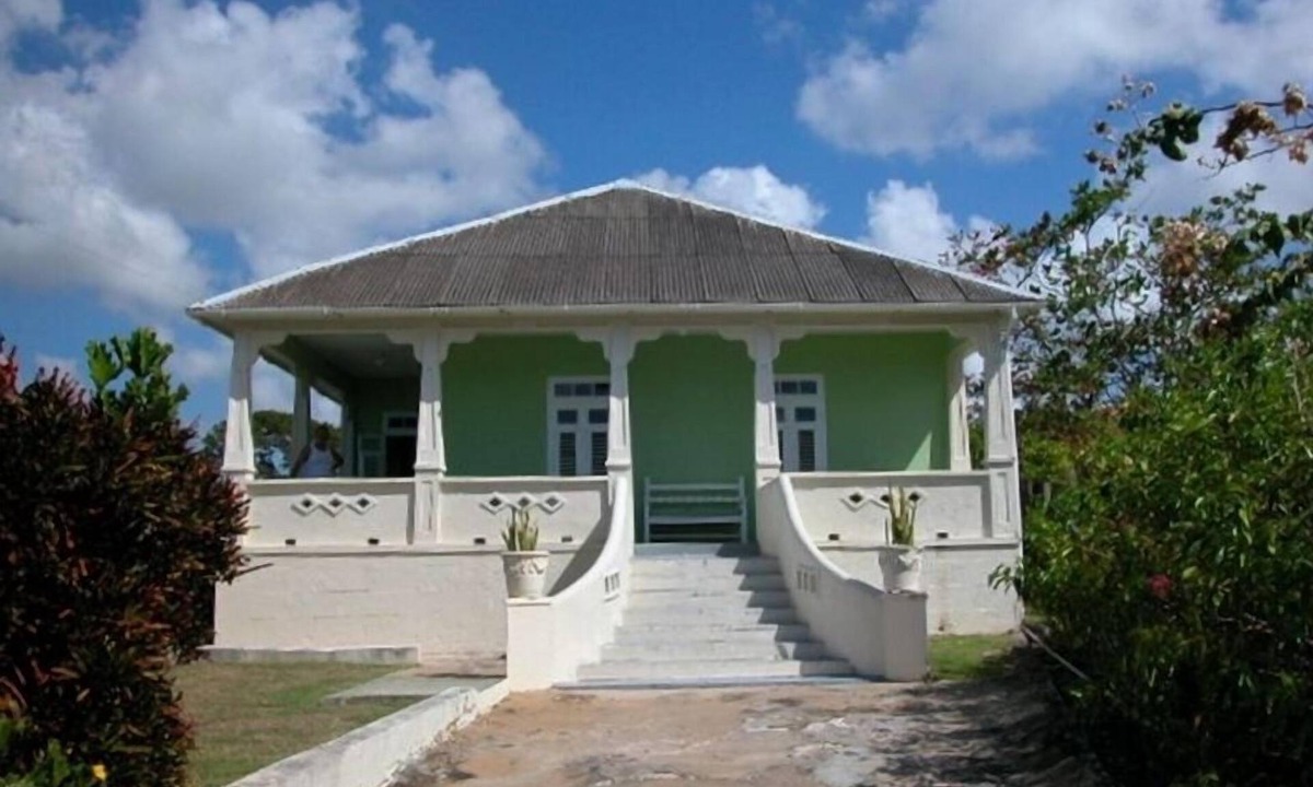 Enterprise House | 'Suits Me' Vintage South Coast Home with Fantastic Sea View!