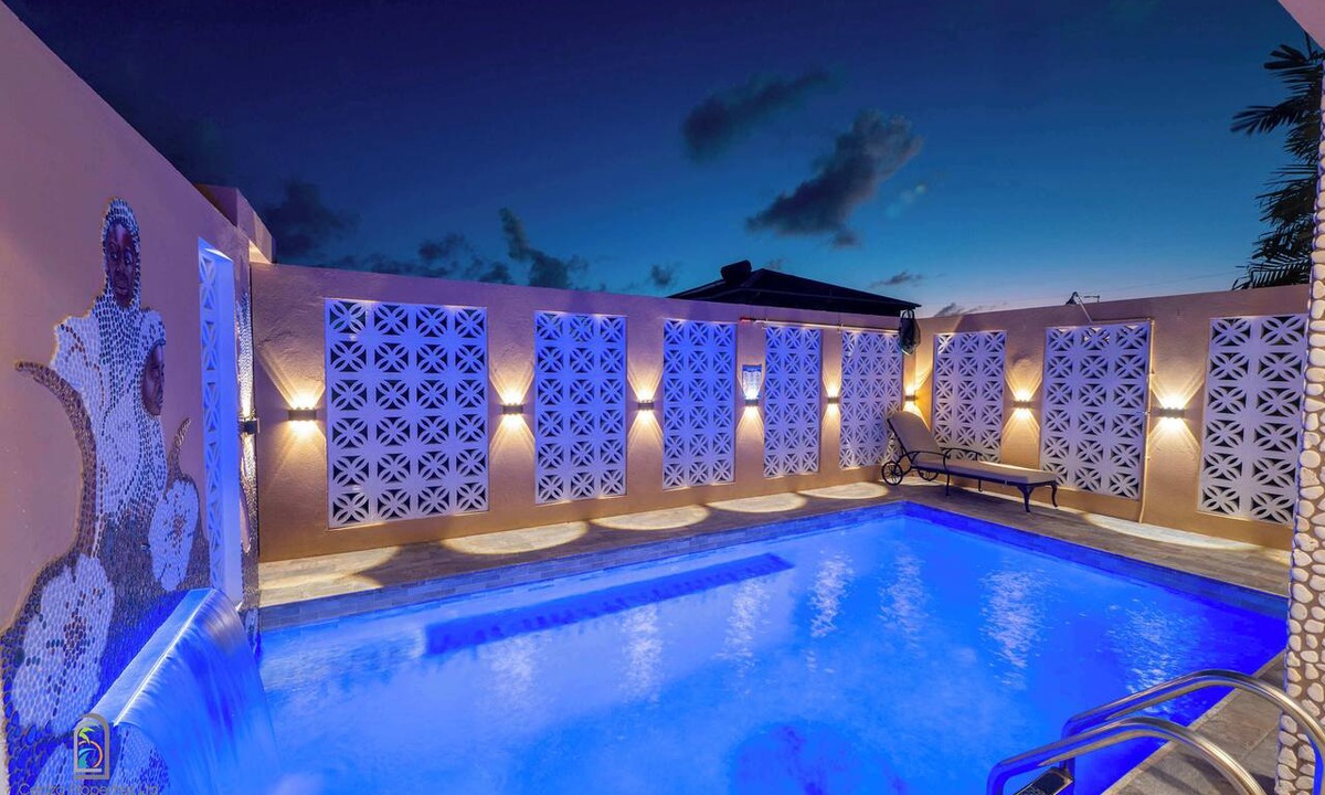 Welches House | Tropical House with Private Pool Near the Ocean