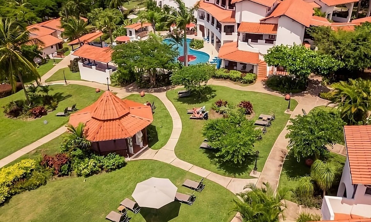 Maynards Hotel | Your Relaxing Getaway Awaits! Close to Mullins Beach! Outdoor Pools, Parking!