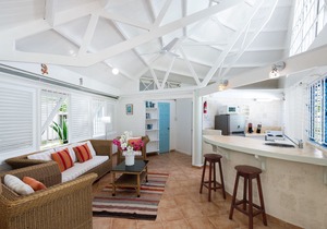Amazing 5 bedroom villa 4 min walk to Mullins beach with private garden and pool