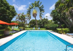 Amazing 5 bedroom villa 4 min walk to Mullins beach with private garden and pool
