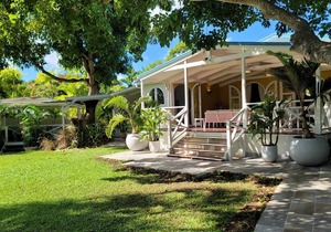 Amazing 5 bedroom villa 4 min walk to Mullins beach with private garden and pool