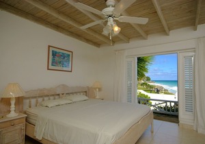Beachfront 2 bedroom house right one the white sand beach of Silver Sands