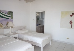 Beachfront 2 bedroom house right one the white sand beach of Silver Sands