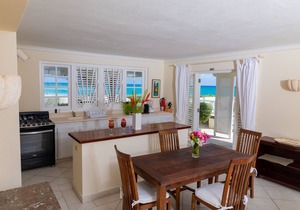 Beachfront DeLuxe apartment right on the beach