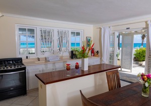 Beachfront DeLuxe apartment right on the beach
