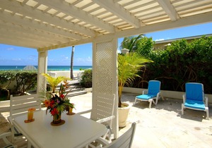 Beachfront DeLuxe apartment right on the beach