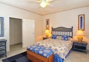 Easy-Going Beachfront Apartment with Pool - Leith Court 11